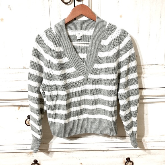 V-neck stripped sweater - Picture 3 of 4